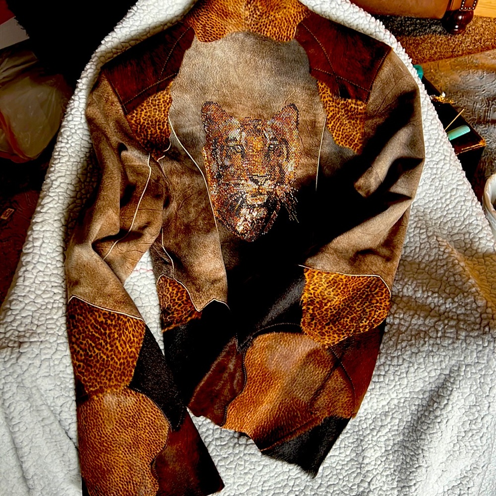 Beautiful Leather, flare sleeves, Lion on the back
